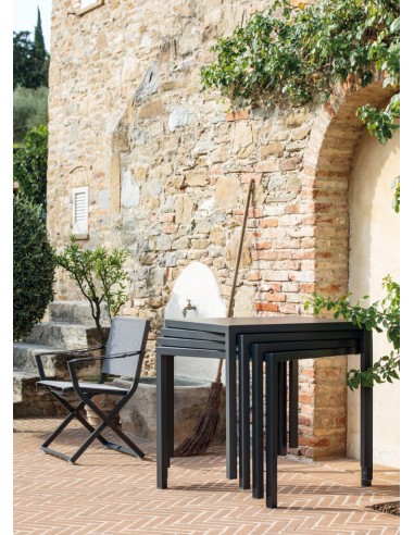 TAVOLI: vendita online TAVOLO QUATRIS CM 70X70 H.75 GRIGIO ANTICO IMPILABILE AUTOLIVELLANTE VERMOBIL in offerta