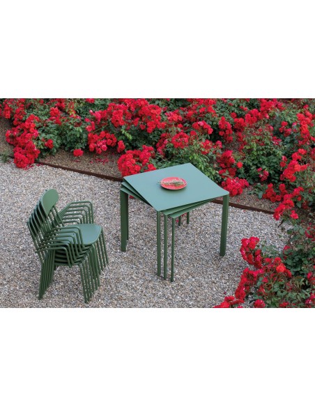 TAVOLI: vendita online TAVOLO FOX CM.80X80 H.75 VERDE MENTA IMPILABILE AUTOLIVELLANTE VERMOBIL in offerta